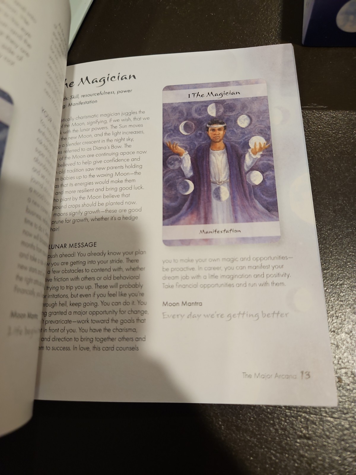 Lunar Tarot: Manifest your dreams 78 Cards 64 Page Book