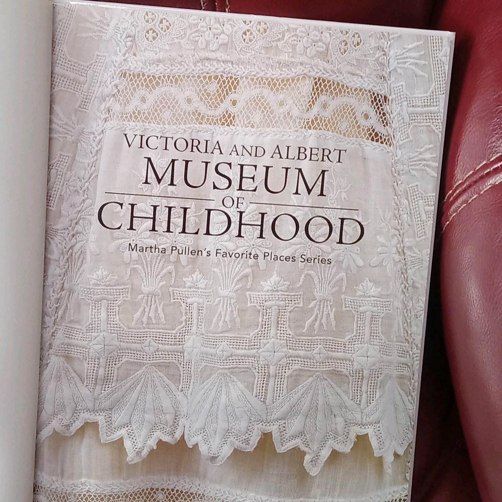 Victoria & Albert Museum of Childhood Martha Pullen (HC) 2008) Full Color Photo