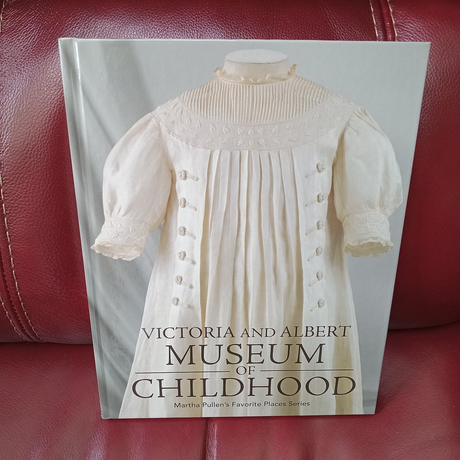 Victoria & Albert Museum of Childhood Martha Pullen (HC) 2008) Full Color Photo