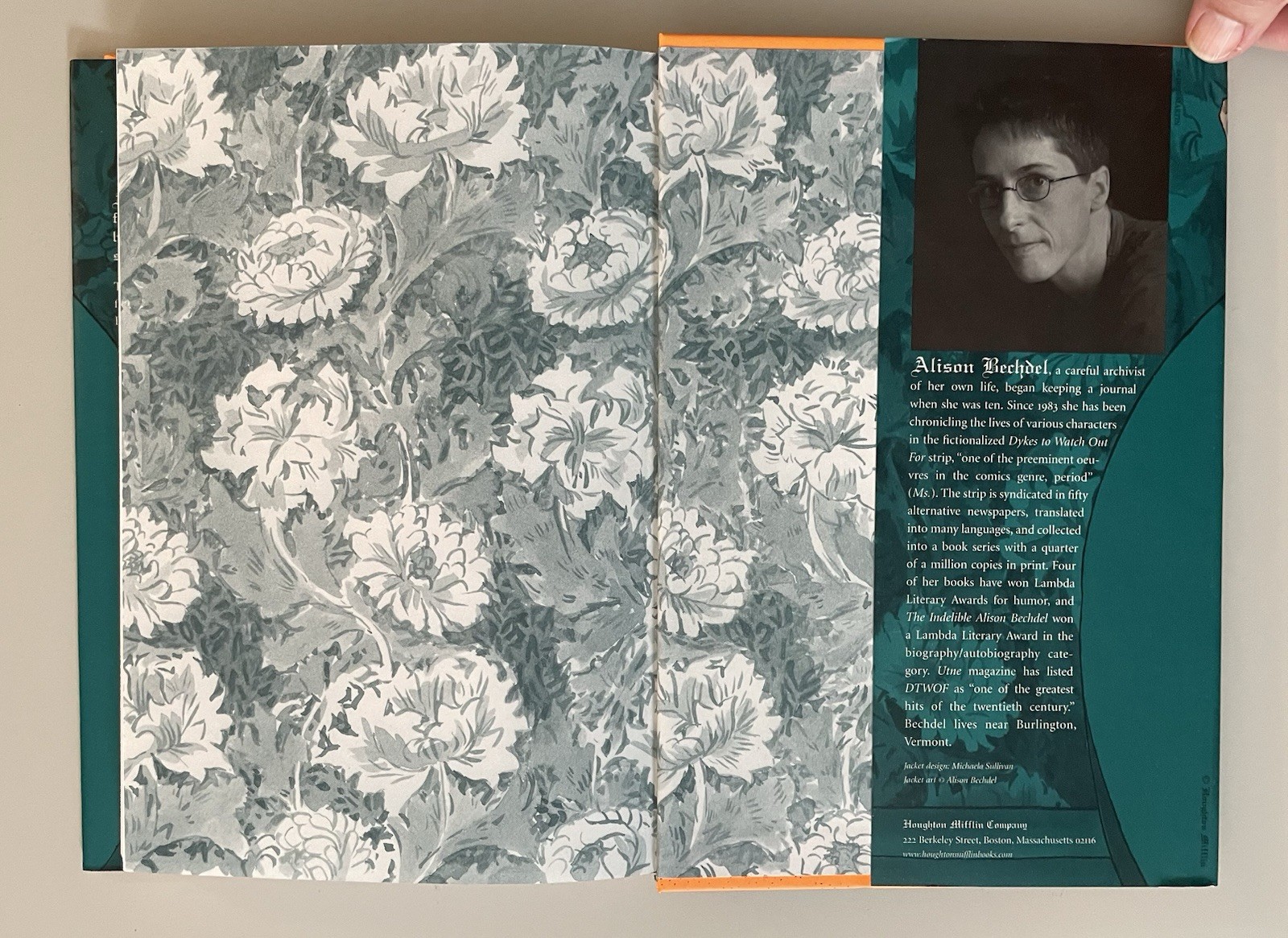 SIGNED.Fun Home: A Family Tragicomic. Alison Bechdel. Hardcover. like new!
