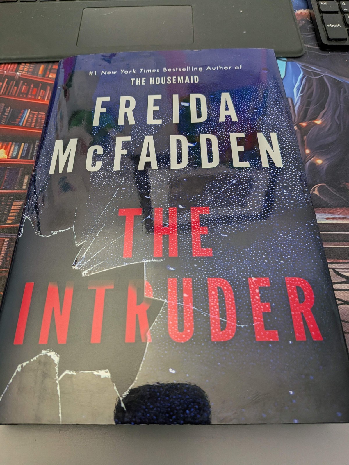 THE INTRUDER by Freida McFadden Deluxe HCDJ Sprayed Edges VERY GOOD