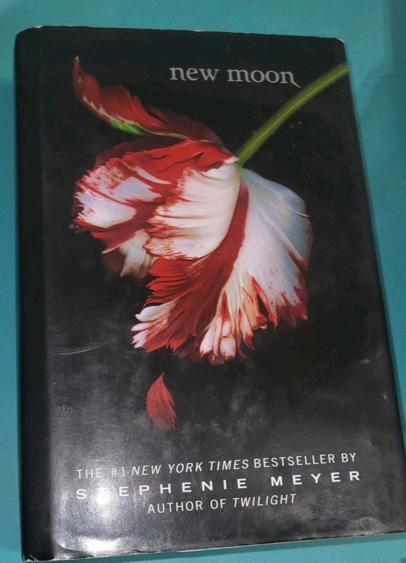 New Moon by Stephenie Meyer