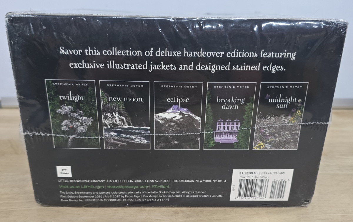 The Twilight Saga Collection by Stephenie Meyer – Deluxe Collection – Hardcover
