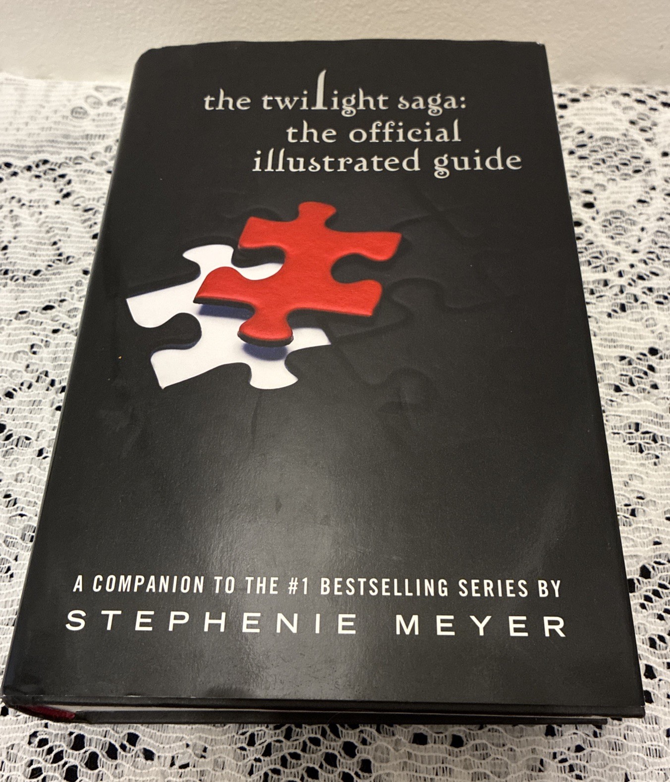Twilight Saga Official Illustrated Guide Hardcover 1st Edition/Printing HCDJ