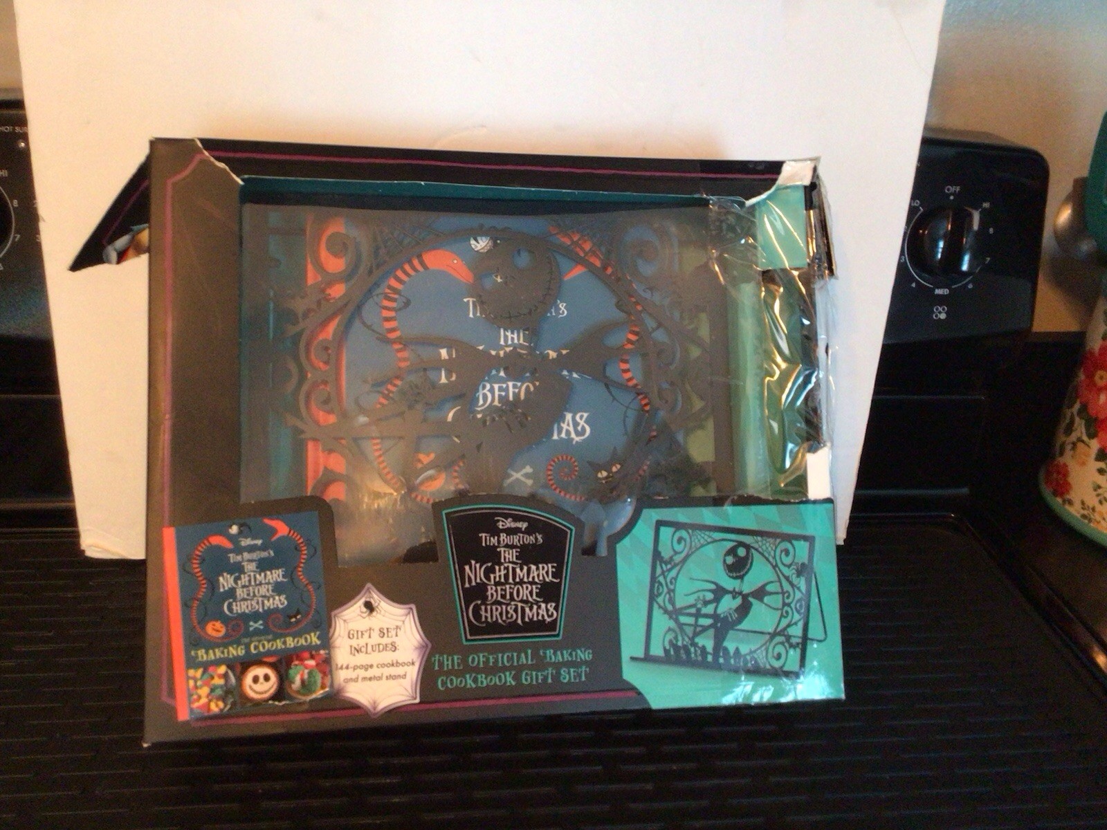 Tim Burton’s The Nightmare Before Christmas: The Official Cookbook Gift Set Read